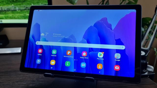 <b>Samsung Galaxy Tab A7 10.4 2020 (4G LTE): OS, UI, aplicaţii bune de productivitate şi învăţarea de acasă</b>La momentul la care am testat această tabletă, ea rula Android 10 cu One UI 2.5 aplicat peste. Oferă multitasking pe bază de recents, dar şi split screen. Avem şi widgeturi transparente, Dark Mode şi setări de layout. Quick Settings şi notificările sunt