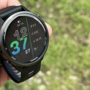 Prezentare Garmin Forerunner 970 - Smartwatch premium pregătit pentru triatlon, cu lanternă LED încorporată și autonomie de până la 15 zile