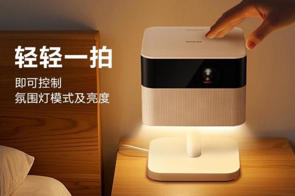 Epson lansează un proiector 4K cu lumină ambientală și motor triple-core; EF-51 e un hibrid gândit pentru entertainment acasă