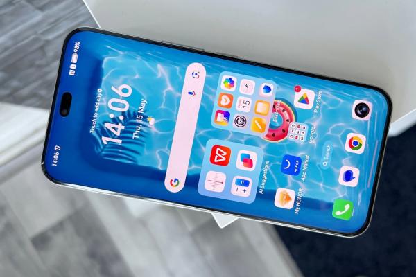 HONOR 400 Pro: Display OLED de top, sare de 1100 LUX şi îţi protejează ochii