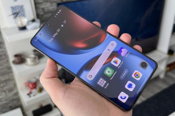 realme GT7 5G: Display AMOLED generos, luminos, pregătit pentru ore de gaming și consum media