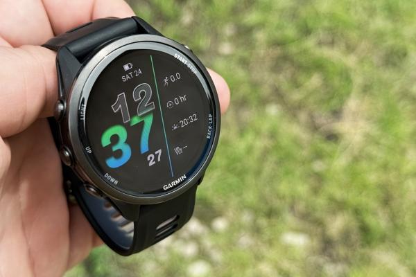 Prezentare Garmin Forerunner 970 - Smartwatch premium pregătit pentru triatlon, cu lanternă LED încorporată și autonomie de până la 15 zile