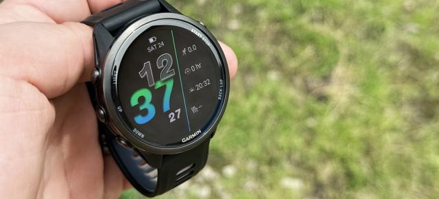 Prezentare Garmin Forerunner 970 - Smartwatch premium pregătit pentru triatlon, cu lanternă LED încorporată și autonomie de până la 15 zile