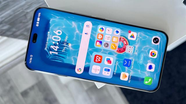 <b>HONOR 400 Pro: Display OLED de top, sare de 1100 LUX şi îţi protejează ochii</b>Display-ul de pe HONOR 400 Pro este, fără exagerare, unul dintre cele mai bine calibrate panouri OLED din zona mid-premium, dacă nu chiar din piața generală Android. Vorbim despre un ecran de 6.7 inch, cu rezoluție 2800x1280 pixeli
