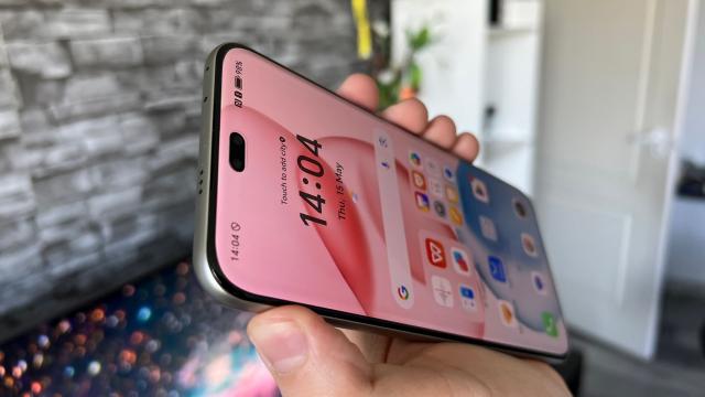 <b>Honor 400 Pro: Hardware uşor upgradat de la predecesor, mai ales la camera principală</b>HONOR 400 Pro scade diagonala ecranului şi păstrează acceasi baterie ca predecesorul său. Face totuşi un salt însemnat de camera principală, trecând la un senzor de 200 de megapixeli, cu stabilizare optică

