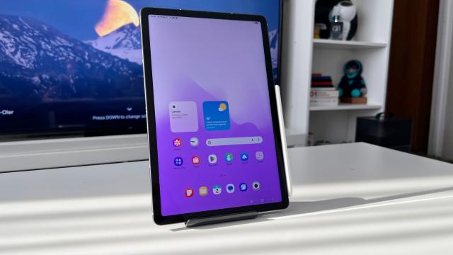 <b>Samsung Galaxy Tab S10 FE: Benchmark-uri de Galaxy A56, fără throttling, loc bun între tablete</b>La interiorul lui Samsung Galaxy Tab S10 FE ticăie același procesor găsit și pe Galaxy A56, adică Exynos 1580 - cipset dezvoltat pe seama procesului de 4nm, cu 1x nucleu Prime Cortex-A720 de 2.9 GHz, 3x nuclee de performanță 