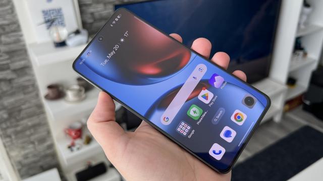 <b>realme GT7 5G: Display AMOLED generos, luminos, pregătit pentru ore de gaming și consum media</b>realme GT 7 5G are un panou generos, AMOLED, cu refresh rate de 120Hz (vs 144Hz în cazul variantei comercializate în China). E un ecran bun, însă, cu unghiuri largi de vizualizare, ce oferă, pe hârtie, o luminozitate de până la 6000 nits în peak