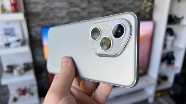 <b>Honor 400 Pro review detaliat în limba română (evaluare Mobilissimo)</b>HONOR 400 Pro se înscrie în trendul anului 2025 - acela ca producătorii de telefoane să ne ofere terminale midrange, care pot înlocui lejer flagship-urile. Ba mai mult decât atât, HONOR inaugurează pe acest telefon funcţii 