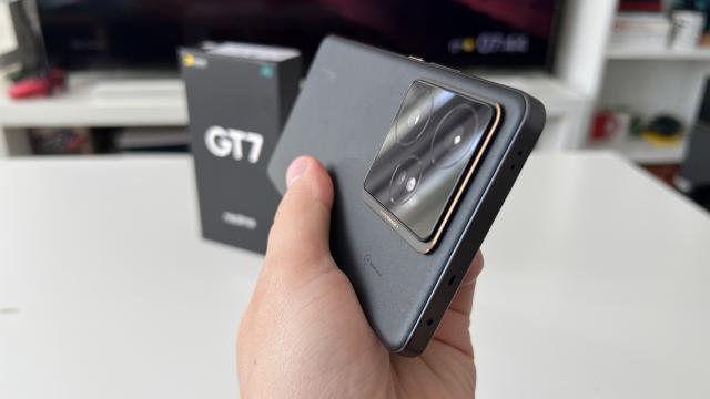 <b>realme GT7 unboxing: uitaţi de flagship-uri, atenţie la AI Planner şi bateria OBSCEN de mare! </b>realme GT7 a sosit în mod ciudat la noi în redacţie: disponibil în China, lansat în India şi global pe 27 mai, dar nu şi în România. E drept ca şi la noi îl poţi achiziţiona de pe Amazon Germania, de la 649 euro. E un telefon cu o mega baterie