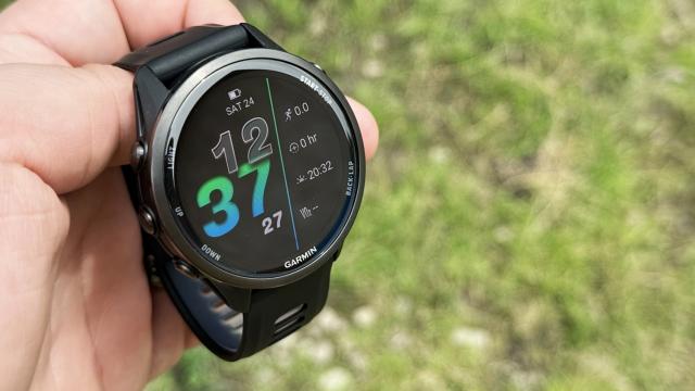 <b>Prezentare Garmin Forerunner 970 - Smartwatch premium pregătit pentru triatlon, cu lanternă LED încorporată și autonomie de până la 15 zile</b>Primăvara e pe sfârșite oficial, iar odată cu sosirea verii, un nou smartwatch de top apare în portofoliul Garmin. Știu că ne așteptam ca Forerunner 975 să fie succesorul modelului 965, dar iată că noul purtabil poartă numele Forerunner 970 de fapt