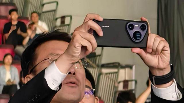 <b>Huawei dezvăluie accidental (sau nu) designul noii serii Pura 80; modelul cu dublu periscop indică inovații în fotografia de aproape</b>În timpul unei prezentări auto, Huawei a lăsat să se vadă – accidental sau nu – primul model din seria Pura 80, confirmând indirect că lansarea este aproape. Incidentul a avut loc pe 30 mai, la evenimentul de prezentare al sedanului electric MAEXTRO S800