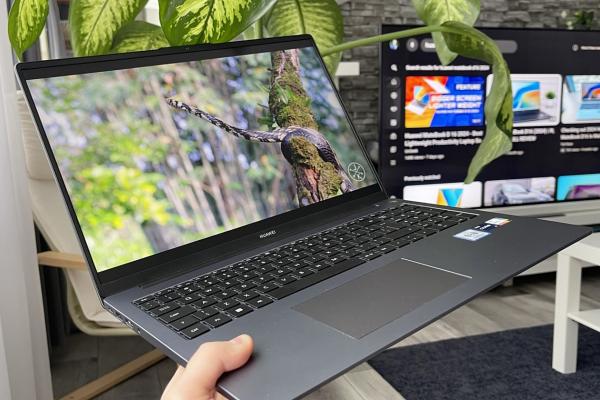 Am testat HUAWEI MateBook D 16 (2024) - Un laptop ușor și performant, cu display generos, autonomie de excepție și funcții AI integrate