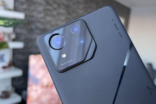 ASUS ROG Phone 8 Pro: Camera primește upgrade-uri dar își depășește condiția de setup de telefon de gaming?