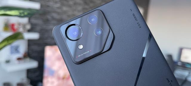 ASUS ROG Phone 8 Pro: Camera primește upgrade-uri dar își depășește condiția de setup de telefon de gaming?