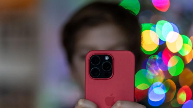 <b>Facebook și Instagram își actualizează setările; Mai multă protecție pentru utilizatorii tineri</b>Meta, compania-mamă a Facebook și Instagram, a anunțat implementarea unor restricții riguroase pentru protecția adolescenților pe platformele sale. Această decizie vine în urma criticilor privind impactul negativ al rețelelor sociale asupra tinerilor. 