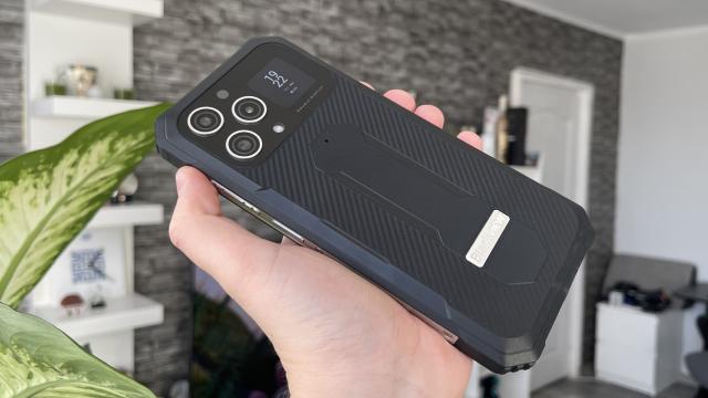 <b>Blackview BL8000 5G - Review detaliat în limba română (Evaluare Mobilissimo)</b>Smartphone-urile robuste ajung mai rar pe masa mea de teste, însă prima lună a anului 2024 a adus fix un astfel de model în mâinile mele. La prima vedere a-i zice că Blackview BL8000 e o „cărămidă” ce nu poate fi utilizată în viața de zi cu zi