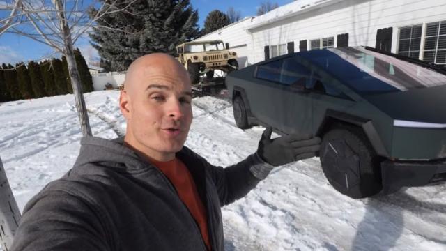 <b>Tesla Cybertruck în testul de remorcare JerryRigEverything; Performanțe sub așteptări în condiții extreme</b>Tesla Cybertruck, cunoscut pentru designul său unic și specificații remarcabile, a fost recent testat de Zack de la JerryRigEverything în condiții extreme. Testul a implicat remorcarea unui Hummer de 4,990 kg în temperaturi sub zero, cu scopul de a..