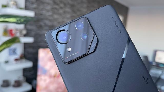 <b>ASUS ROG Phone 8 Pro: Camera primește upgrade-uri dar își depășește condiția de setup de telefon de gaming?</b>ASUS ROG Phone 8 PRO a venit cu multe schimbări, atât vizuale, cât și hardware, iar camera nu a scăpat de upgrade-uri, astfel că s-a mai ridicat ștacheta în zona smartphone-urilor de gaming la acest capitol. În primul rând avem 
