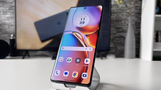 <b>Motorola a dezvăluit lista telefoanelor care vor primi actualizarea la Android 14; Perioada de lansare rămâne incertă</b>Google a lansat oficial Android 14 odată cu lansarea seriei Pixel 8, în luna octombrie. Rapid producători third-party au adaptat noul software pentru terminalele din portofoliu. Samsung a reușit să livreze rapid update-ul pentru o mulțime de telefoane