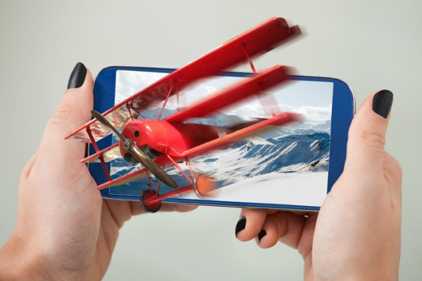 Ştiaţi că: Primul telefon cu ecran 3D datează din 2002 de fapt, e un model Sharp