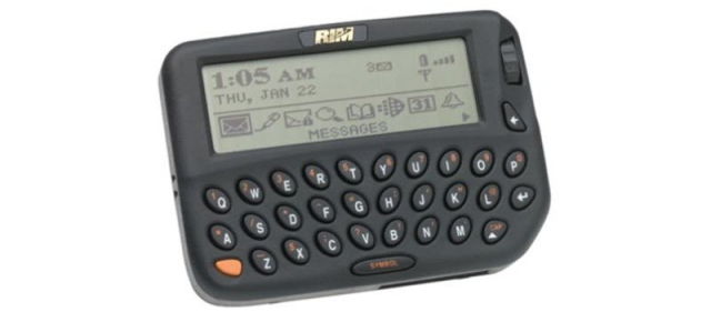 Ştiaţi că: Primul telefon BlackBerry a debutat cu 18 ani în urmă, împreună cu numele acestui brand