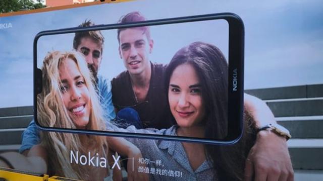 <b>Nokia X (2018) apare în numeroase fotografii reale înaintea lansării; Vedem și decupajul din ecran</b>Data de 27 aprilie a fost anterior menționată drept ziua în care primul Nokia cu decupaj în ecran urmează a fi lansat oficial, eveniment ce încă se lasă așteptat. Nu se știe cu certitudine dacă va mai avea loc sau nu, dar o serie de fotografii