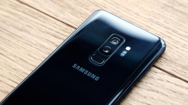 <b>Samsung Galaxy S10 ar putea debuta în ianuarie 2019, urmând ca telefonul pliabil să vină la MWC</b>Sub formă de zvon sosește astăzi informația cu privire la faptul că sud-coreenii de la Samsung pregătesc o lansare mai timpurie pentru Galaxy S10, asta pentru că mai apoi vor dezvălui telefonul pliabil Galaxy X și este nevoie de un interval ideal