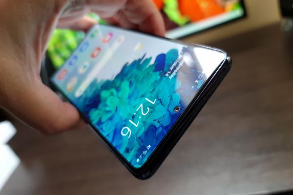 Hitul Samsung Galaxy S20 FE 5G primește actualizarea la One UI 4.1, alături de originalul Galaxy Fold