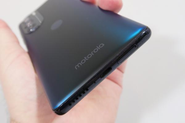 Motorola Edge 30 Pro: Acustică stereo în sfârşit, dar cu discrepante între speakere