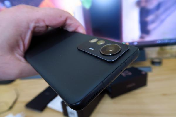 Xiaomi 12 Pro Unboxing: 3 camere de 50 megapixeli pe un corp mai elegant şi sobru