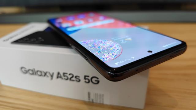 <b>Samsung Galaxy A52s 5G are probleme cu performanţa şi bateria după actualizarea la Android 12</b>Unul dintre cele mai apreciate telefoane midrange ale anului 2021 a fost Samsung Galaxy A52s 5G, mai ales în perioada lui Black Friday, când preţul i-a coborât la 1499 lei şi primeaţi şi o pereche de căşti cadou. Telefonul a primit Android 12