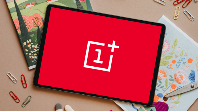 <b>Prima tabletă pregătită de către OnePlus a intrat în producție în masă; Ar debuta în următoarea perioadă</b>În urmă cu doi ani piața tabletelor a cunoscut o creștere surprinzătoare pusă pe seama pandemiei și a nevoii oamenilor de dispozitive compacte pentru Școala Online sau munca de acasă. Astfel, mai mulți producători s-au gândit să intre pe această