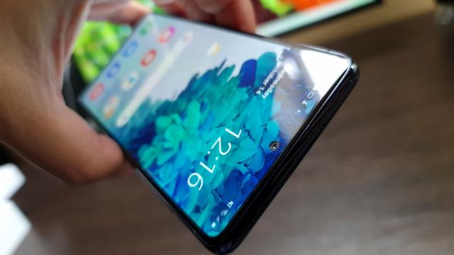 <b>Hitul Samsung Galaxy S20 FE 5G primește actualizarea la One UI 4.1, alături de originalul Galaxy Fold</b>Extinderea disponibilității lui One UI 4.1 continuă, iar acum în weekend descoperim că release-ul tocmai ce a poposit și pe hitul Samsung Galaxy S20 FE 5G, cât și pe primul pliabil Samsung, acela fiind Galaxy Fold. Aflăm că în cazul modelului