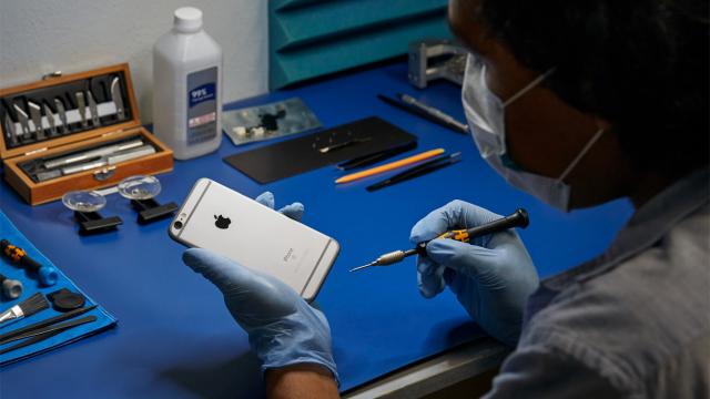 <b>Apple nu va mai repara iPhone-urile raportate ca furate sau pierdute</b>Apple face o nouă mutare legată de reparaţia de iPhone-uri şi nu are legătură cu repararea lor acasă de această dată. Se pare că tehnicienii de la service-uri vor primi notificări atunci and repară un terminal care e raportat că pierdut 
