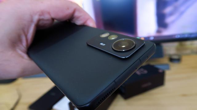 <b>Xiaomi 12 Pro Unboxing: 3 camere de 50 megapixeli pe un corp mai elegant şi sobru</b>Xiaomi a livrat 190 de milioane de smartphone-uri în 2021 şi a terminat anul pe locul 3 în top 5 producători smartphone, intrând în noi zări încă neexplorate, precum cea auto. S-a aruncat chiar la lentile lichide pe Mi Mix Fold, a revenit 