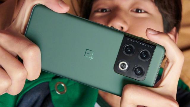 <b>Flagship-ul OnePlus 10 Pro este acum disponibil la nivel global! Ajunge în România și îți aduce o pereche de căști OnePlus Buds Pro cadou</b>Zi mare astăzi pentru OnePlus, dar și pentru fanii companiei care așteptau ca noul flagship OnePlus 10 Pro să ajungă la nivel global. Telefonul a debutat astăzi în cadrul unui eveniment online transmis live și e deja disponibil la precomandă în România