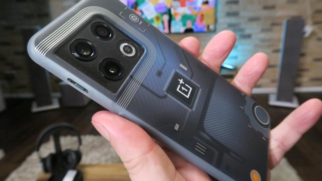 <b>OnePlus livrează deja prima actualizare software pe varianta globală de OnePlus 10 Pro</b>Au trecut doar câteva zile de la anunțul variantei globale de OnePlus 10 Pro și iată că deja compania producătoare are un update pregătit pentru cei care au de gând să comande telefonul. Descoperim că actualizarea intitulată NE2211_11.A.11 