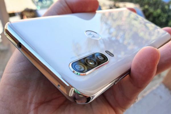 Motorola One Action Review în Română