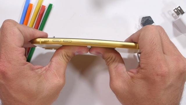 <b>iPhone 11 "Pikachu" este îndoit şi zgâriat; Iată testul de rezistenţă JerryRigEverything (Video)</b>iPhone 11 este succesorul spiritual al lui iPhone XR şi atunci când colegul Alex a scos din cutie varianta galbenă nu ştia de unde să ia acea nuanţă, pentru că i se părea cunoscută. Ei bine, YouTuberul JerryRigEverything şi-a dat