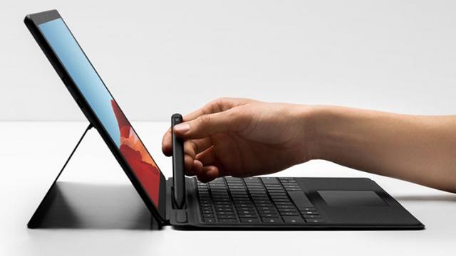 <b>Microsoft Surface Pro X este o variantă ARM a tabletei Pro 7, cu preț mai mare, ecran de 13 inch și LTE</b>Printre numeroasele produse dezvăluite ieri seară de către Microsoft s-a numărat și tableta Surface Pro X - dispozitiv care nu face parte din zona entry-level precum se credea inițial. Este chiar mai scumpă decât Surface Pro 7 