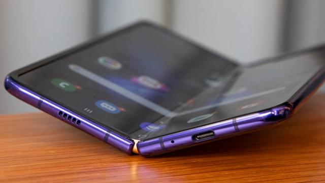 <b>Samsung Galaxy Fold e la un pas de debutul în România; A început valul 2 de lansări</b>După îndelungi aşteptări şi amânări a venit şi ziua debutului pentru Samsung Galaxy Fold. Întâi a sosit în Coreea de Sud luna trecută, apoi în Statele Unite pe 27 septembrie. Cu câteva zile în urmă a primit dată de lansare în India 