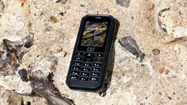 <b>CAT B26 este telefonul ideal de luat pe șantier; Costă 59 euro și rezistă la apă, praf, căzături pe beton</b>Din partea celor de la CAT sosește pe final de săptămână lansarea unui nou feature phone robust, model numit CAT B26 despre care aflați mai multe detalii în continuare. Telefonul se adresează clienților ce au nevoie de conexiuni