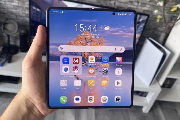 Honor Magic Vs: Display pliabil campion la luminozitate... până mai ieri