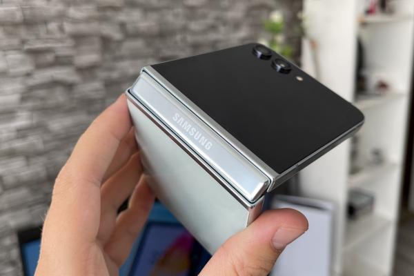 Samsung Galaxy Z Flip5: Design lucios, mai robust, dar mai slim faţă de generaţia trecută