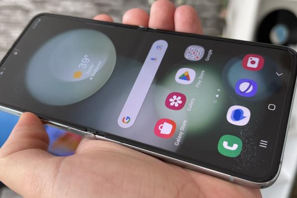 Samsung Galaxy Z Flip5: Display-uri excelente, un record neaşteptat