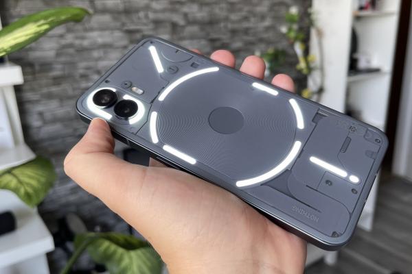 Nothing Phone (2) Unboxing: Telefonul cu luminițe revine, acum mai puternic, mai mare și cu extra baterie 