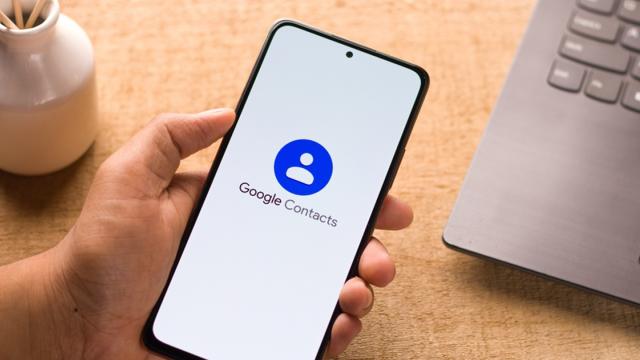 <b>Actualizare nouă Google Contacts! Informații meteo sunt acum afișate în timpul apelurilor, în funcție de locația interlocutorului</b>Google Contacts a primit câteva actualizări mai mult sau mai puțin importante în acest an. A sosit o schimbare vizuală importantă, a primit și câteva opțiuni extra. Azi aflăm că un nou update ne va aduce informații meteo în timp ce vorbim la telefon