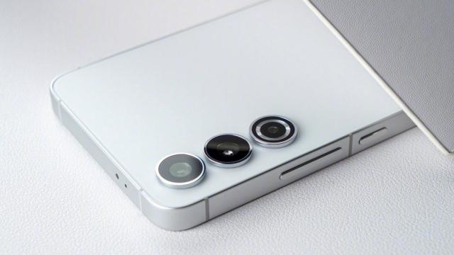 <b>Schimbare de design pentru Samsung Galaxy S24 și S24+: Flagship-urile ar adopta muchii plate, spate drept, în stilul noilor telefoane pliabile din portofoliu</b>După lansarea flagship-urilor pliabile Galaxy Z Fold 5 și Z Flip 5, Samsung se concetrează acum pe seria de top Galaxy S24. Tripleta va sosi undeva la începutul anului viitor, câteva informații cu privire la varianta Ultra au ajuns pe web, dar azi aflăm