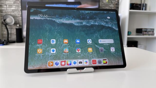 <b>HUAWEI MatePad 11.5: Display mare de savurat filme și seriale, luminos și cu 120Hz</b>HUAWEI MatePad 11.5 poate fi considerată tableta ideală pentru consum multimedia, asta ținând cont de diagonala generoasă de 11.5 inch pe care o pune la bătaie. Vorbim aici despre un panou cu tehnologie TFT LCD cu rezoluție 