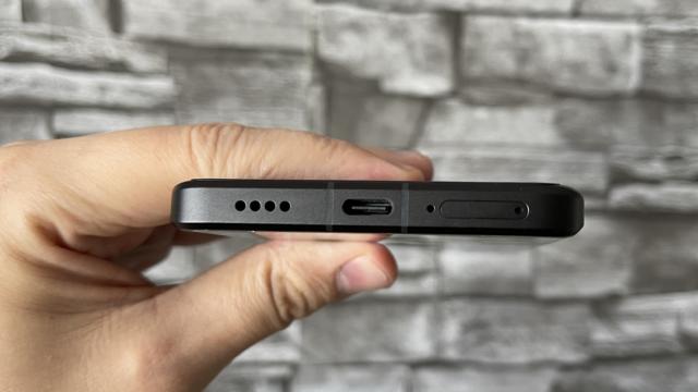 <b>Xiaomi 13 Ultra: Acustica stereo livrează, cu muzică indie, pop, rap</b>Ar fi şi păcat să primim un ecran excelent OLED care să nu fie completat de difuzoare stereo. Asta primm aici, cu un speaker jos şi unul dedicat sus, adică nu earpiece, ci orificii separate. Avem acustică 24 bit şi nu primim jack audio. Nu apare vreun
